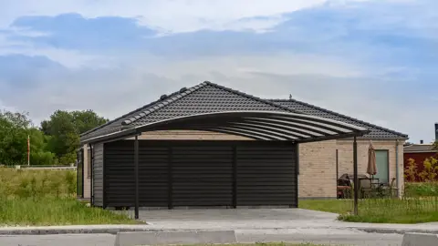 ELIPSE sortlakeret carport med redskabsrum i enden