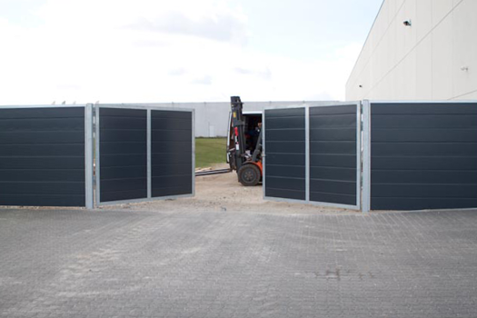 Afskærmning i galvaniseret stålramme med beklædning i isopanel