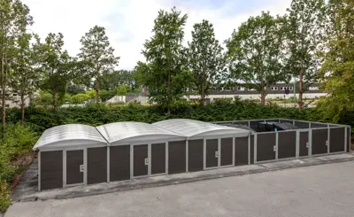 Lukket ELIPSE Teknikrum Med Forlaenget Aaben Containerafskaermning