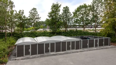 Lukket ELIPSE teknikrum med forlænget åben containerafskærmning