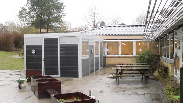 UNA krybbely med beklædning i komposit, hærdet glas og hulplade