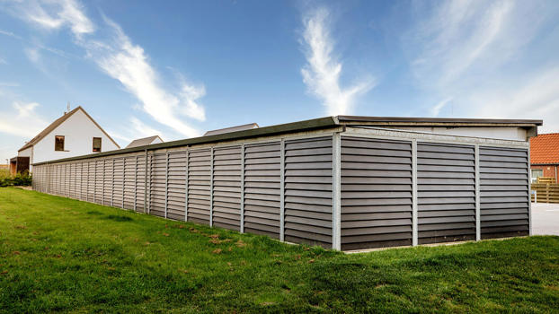 PLAN carport- og garageanlæg med beklædning i malet stålklink