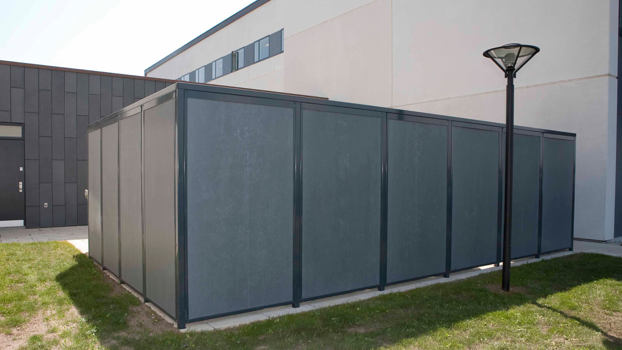 Afskærmning med pulverlakeret rammer og beklædning i fibercement