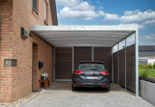 UNA væghængt carport til 1 bil med skur og komposit afskærmning