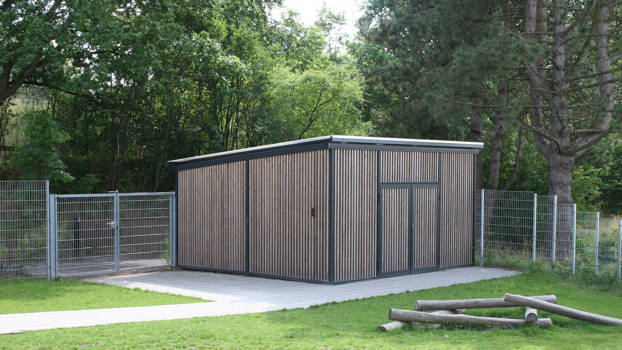 25 m2 skur med lodrette lameller til opbevaring af legetøj og cykler