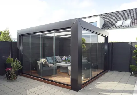 KUBIC udestue med komposit og glasskydedøre