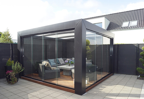 KUBIC udestue med komposit og glasskydedøre