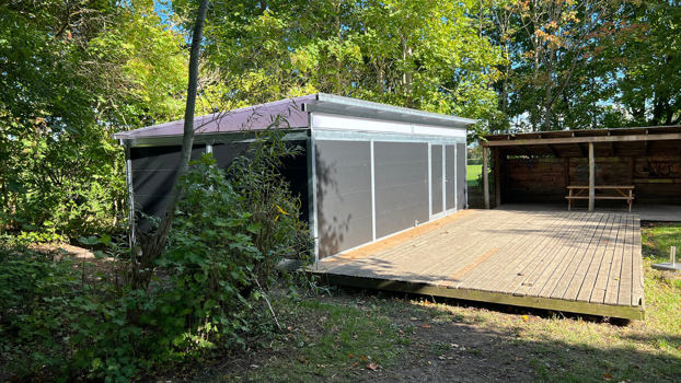 PLAN overdækning i SFO'en til opbevaring. Døre der kan åbnes og børnene kan sidde inde