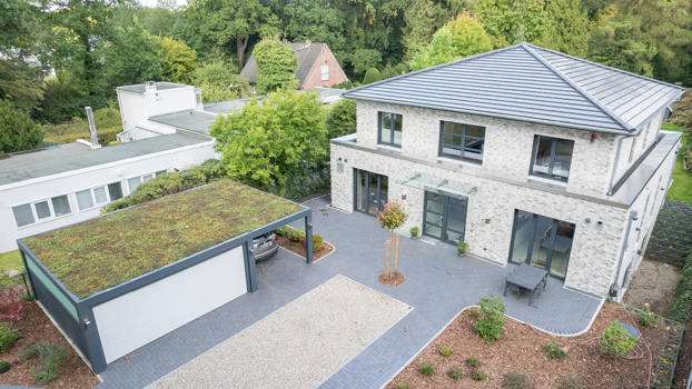 KUBIC-carport og garage under samme sedumtag – som at kigge ned på en have fra 1.sal