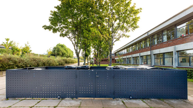 Containerskjuler med beklædning i pulverlakeret hulplade og 2 låger