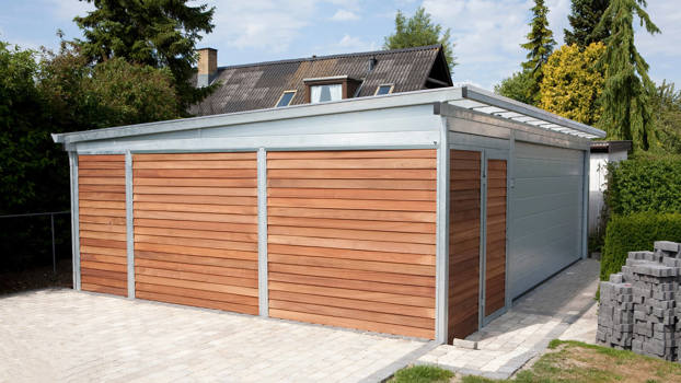 Stor PLAN Garage og redskabsrum. Beklædning i mahogni træ og med ledhejseport