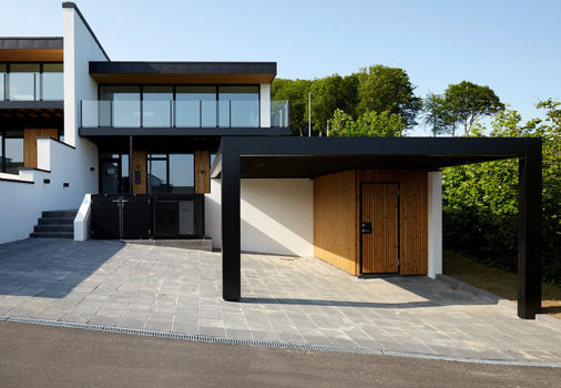 KUBIC carport tilpasset til muren og meget skrående grund