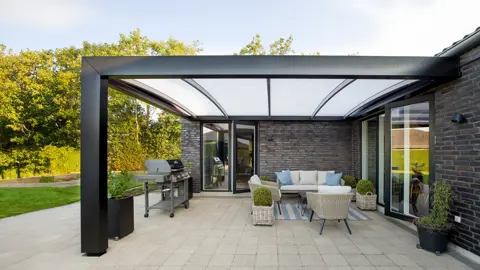 KUBIC overdækket terrasse monteret på muren