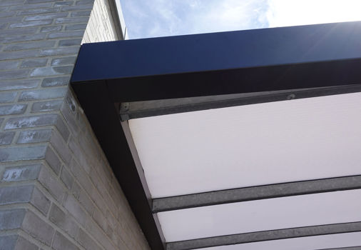 Detalje billede af KUBIC monteret på husmur