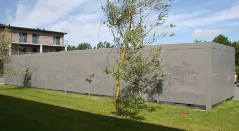 UNA Cykeloverdaekning Med Pulverlakeret Hulplade Med Forskellige Moenstre Og Tekster