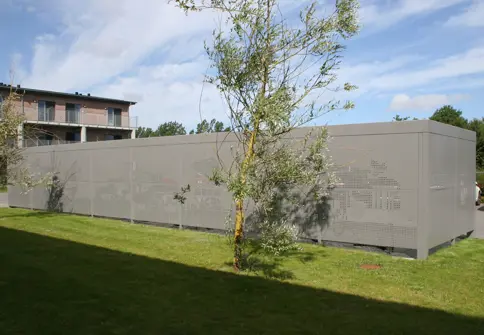 UNA Cykeloverdaekning Med Pulverlakeret Hulplade Med Forskellige Moenstre Og Tekster