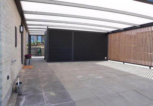 KUBIC carport med skur for enden og lameller på siden mod naboen
