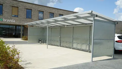 PLAN Cykeloverdaekning Lukket Paa Tre Sider Med Hulplader