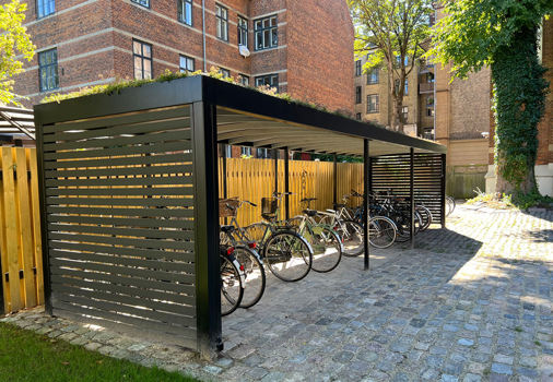 Pulverlakeret cykelparkering med sedum, så det passer ind i omgivelserne