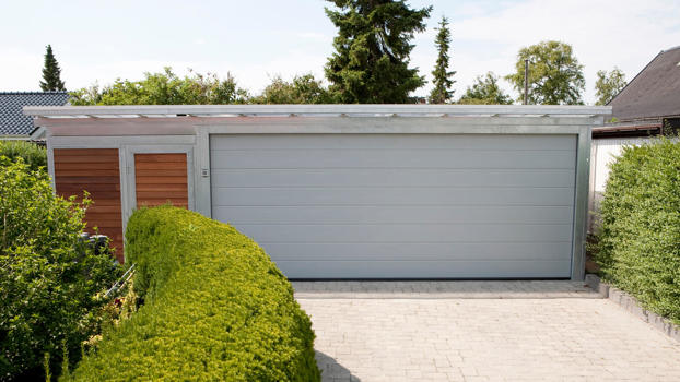 Lækker garage i PLAN med mahognibeklædning. Garagen har plads til 2 biler