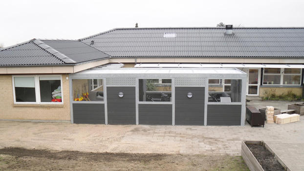 UNA krybbely perfekt til opbevaring og børnene kan sove deres middagslur med opsyn