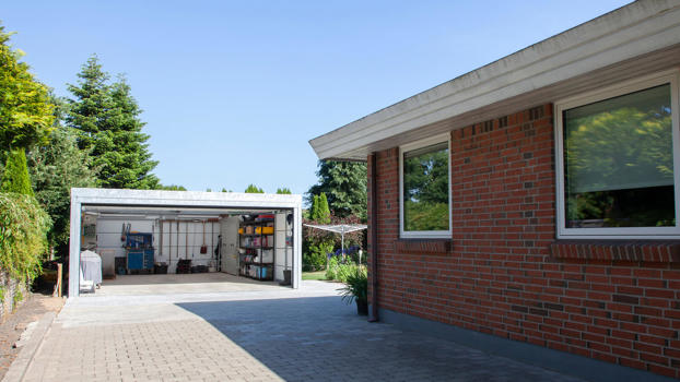 UNA garage med ledhejseport