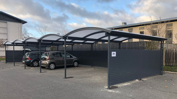 ELIPSE carporte i pulverlakeret antrasitgrå med pulverlakeret hulpladebeklædning