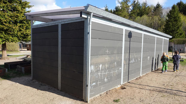 PLAN aktivitetsrum med beklædning på 3 sider i komposit. Praktisk overdækning til leg