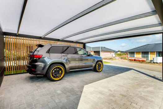 Bilen holder godt under KUBIC carport til 2 biler
