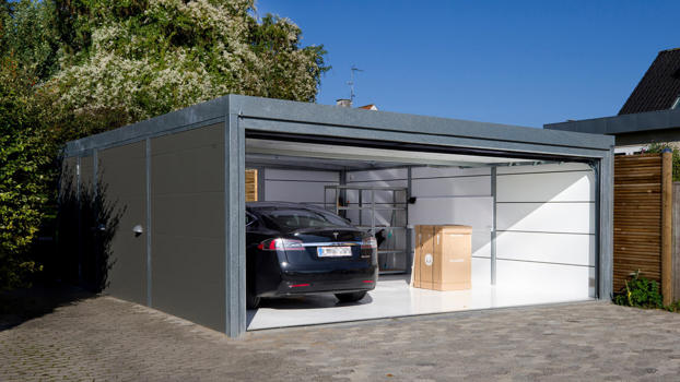 UNA garage med beklædning i Isopanel – grå på ydersiden og hvid på indersiden