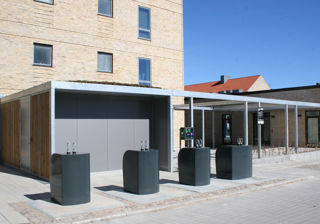 Multioverdaekning Forener Tre Funktioner Under Et Tag Cykelvaerksted Pergola Og Terrasseoverdakening