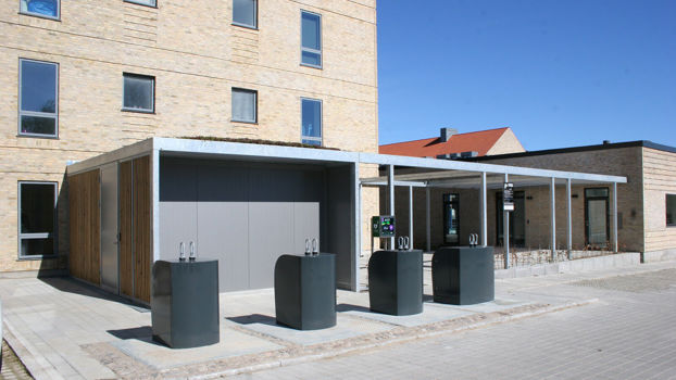 Multioverdækning forener cykelværksted, pergola og overdækket terrasse under ét tag.