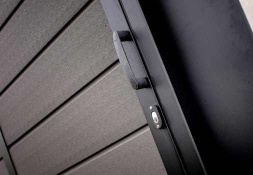 Skydedør med komposit til KUBIC skur i forbindelse med carport