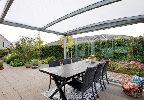 Fritstaaende UNA Terrasseoverdaekning Varmgalvaniseret Staal Med Glas Paa To Sider Set Fra Overdaekningen (1)