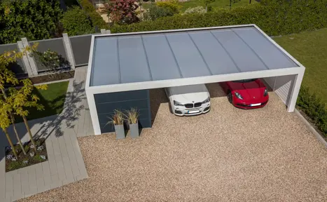 Hvidlakeret KUBIC til 2 biler med redskabsrum placeret i siden af carporten