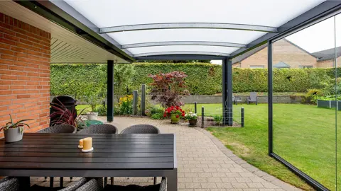 Væghængt KUBIC terrasseoverdækning med glasafskærmning