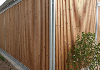 PLAN Lukket Cykelparkering I To Etager Med Lamelbeklaedning