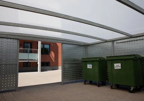 Containerskjulerrum model UNA med hulplade som beklædning