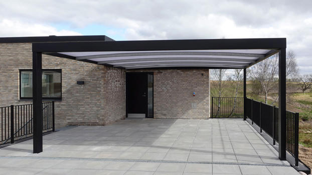 Sortlakeret UNA carport monteret på hus ved nybyggeri
