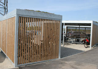 UNA Cykeloverdaekning I Galvaniseret Staal Med Traelameller Og Sedumtag 2