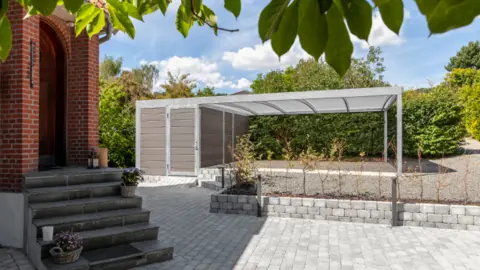 UNA carport tilpasset niveauforskelle på skrånende grund