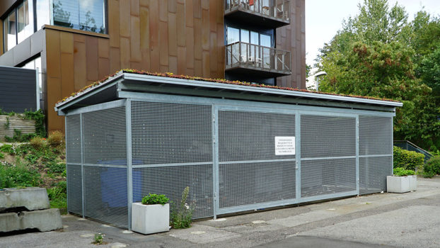 PLAN containerskjulerrum med 2 store låger, sedum på taget og hulpladebeklædning