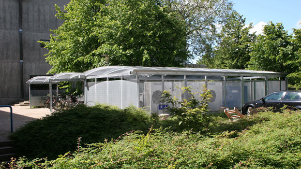 Kombi-overdækning til cykler og lukket teknikrum med beklædning i strækmetal