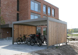 Cykelparkering Pulverlakeret Mode UNA Med Lodrette Lameller Og Sedumtag