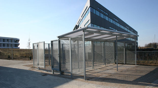 Cykeloverdækning til 10 cykler sammenbygget med aflåst rum til containere