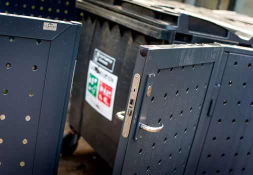 Containerskjuler med lakeret hulplade