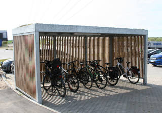 UNA Cykeloverdaekning I Galvaniseret Staal Med Traelameller Og Sedumtag