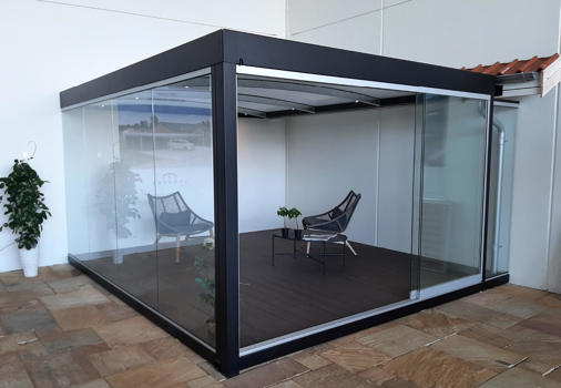 UNA udestue monteret på væg og udhæng