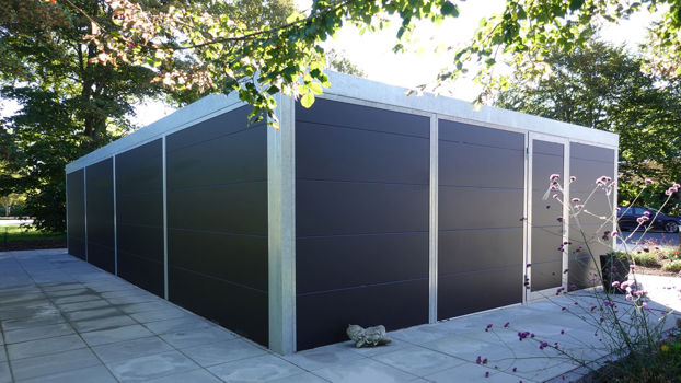 Stor UNA garage med skur. Optimal beskyttelse til bilerne og ekstra sikring mod tyveri