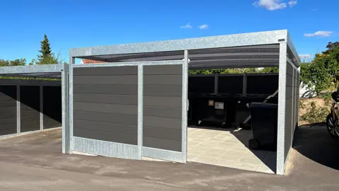 UNA containerskur med beklædning i komposit